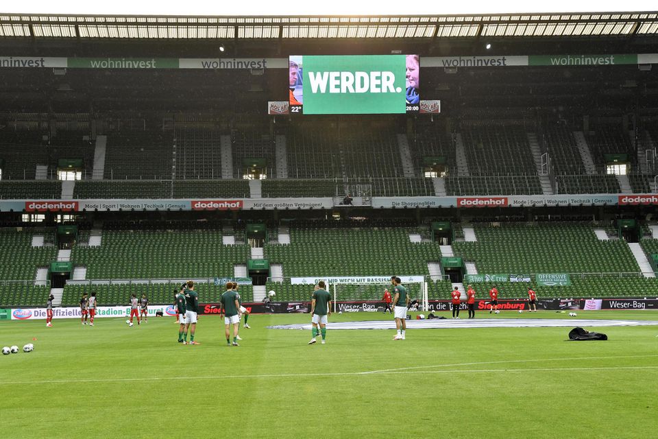 hráči Bayernu a Werderu počas rozcvičky pred zápasom Bundesligy