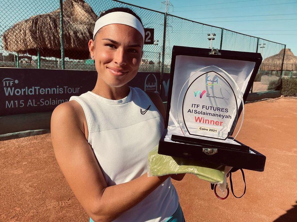 Chantal Škamlová s víťaznou trofejou turnaja ITF v Káhire