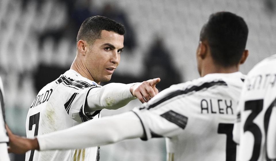Cristiano Ronaldo oslavuje so spoluhráčmi z Juventusu FC