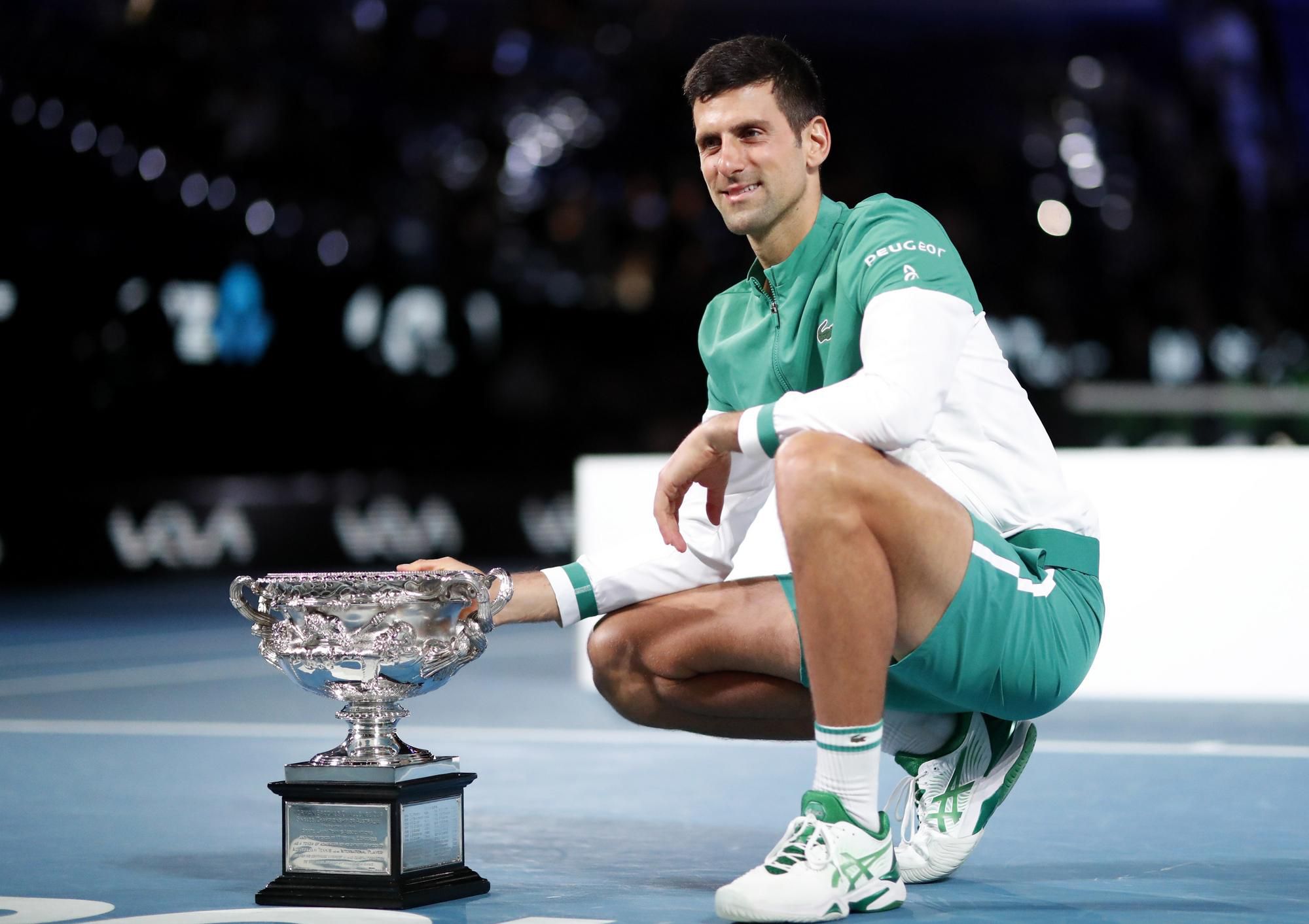 Novak Djokovič s trofejou po víťaznom finále na Australian Open