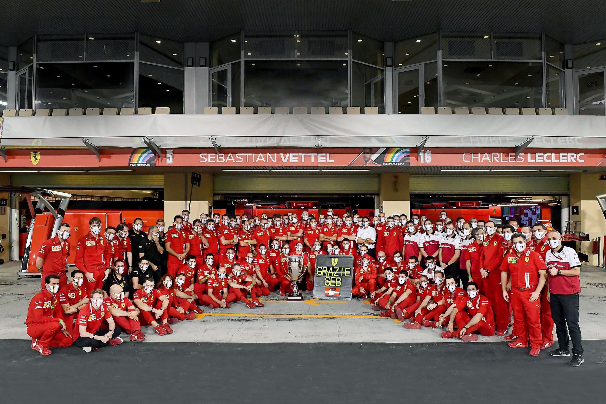 Sebastian Vettel so spomienkovou trofejou od Ferrari