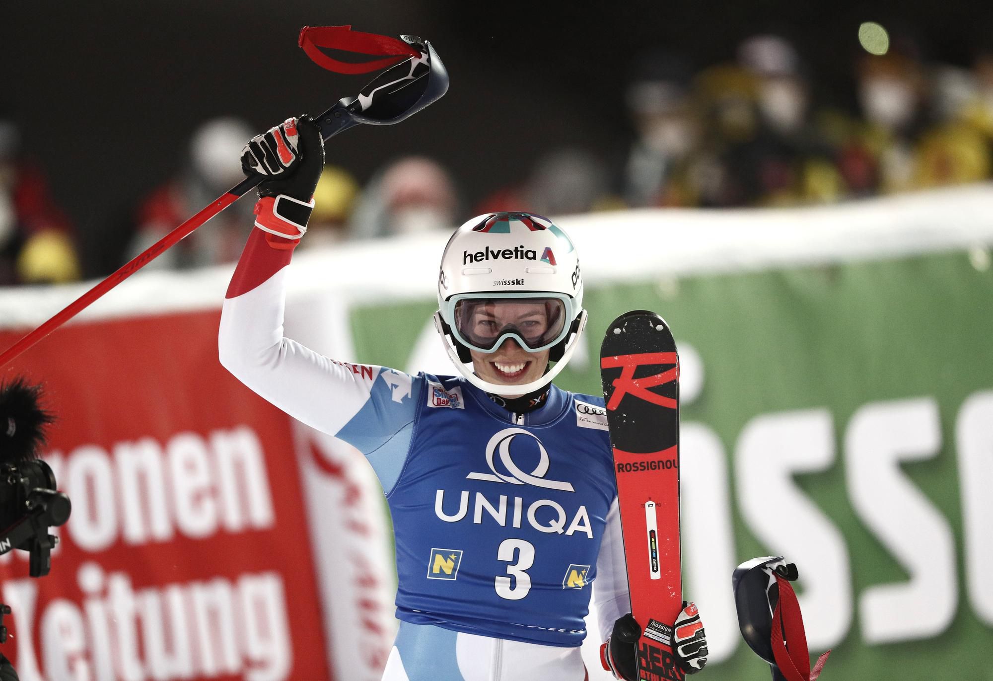 Švajčiarka Michelle Gisinová sa raduje z víťazstva v slalome v rakúskom Semmeringu