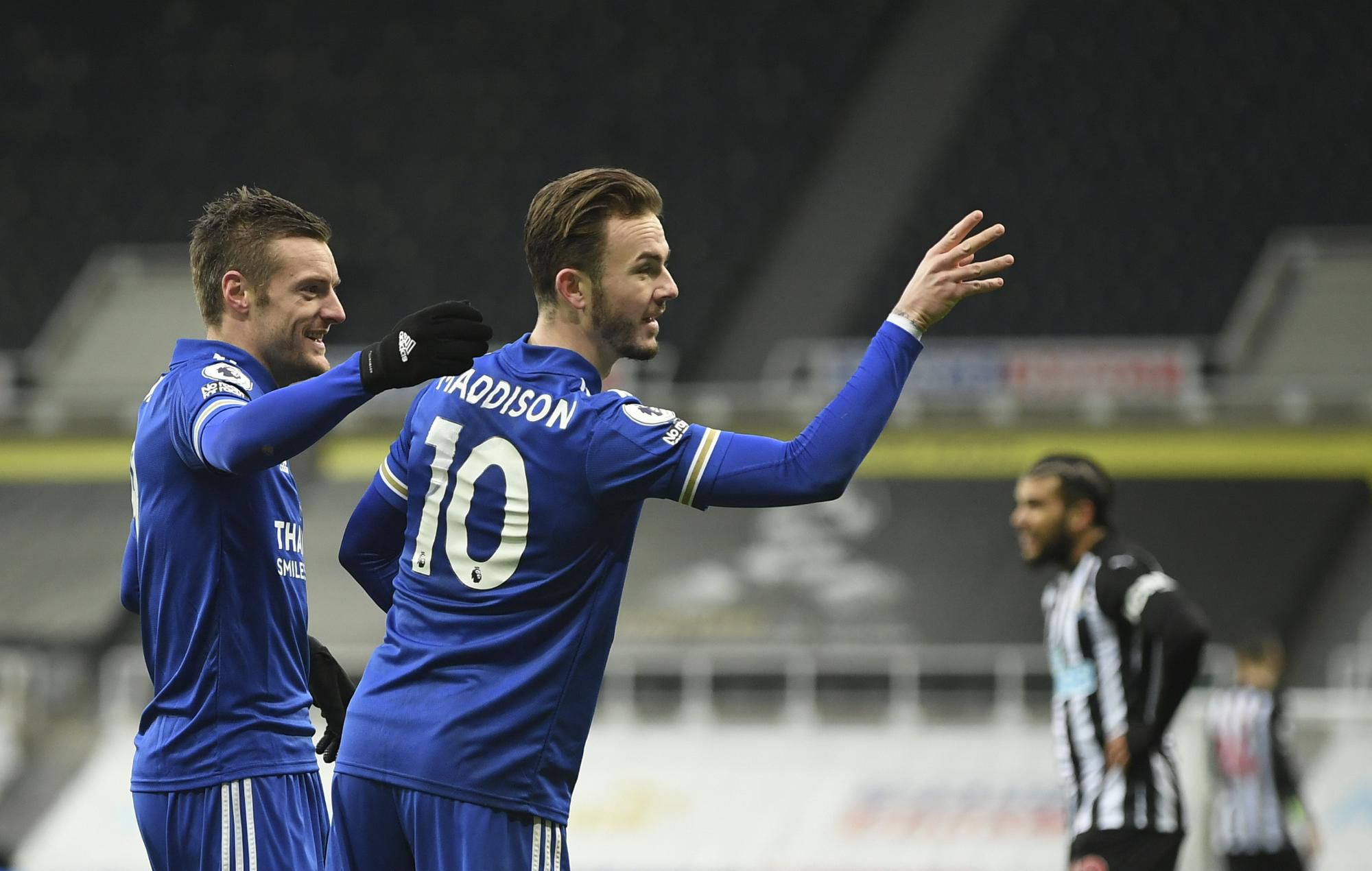 James Maddison (uprostred) z Leicestru sa teší z gólu s Jamiem Vardym počas zápasu Newcastle - Leicester