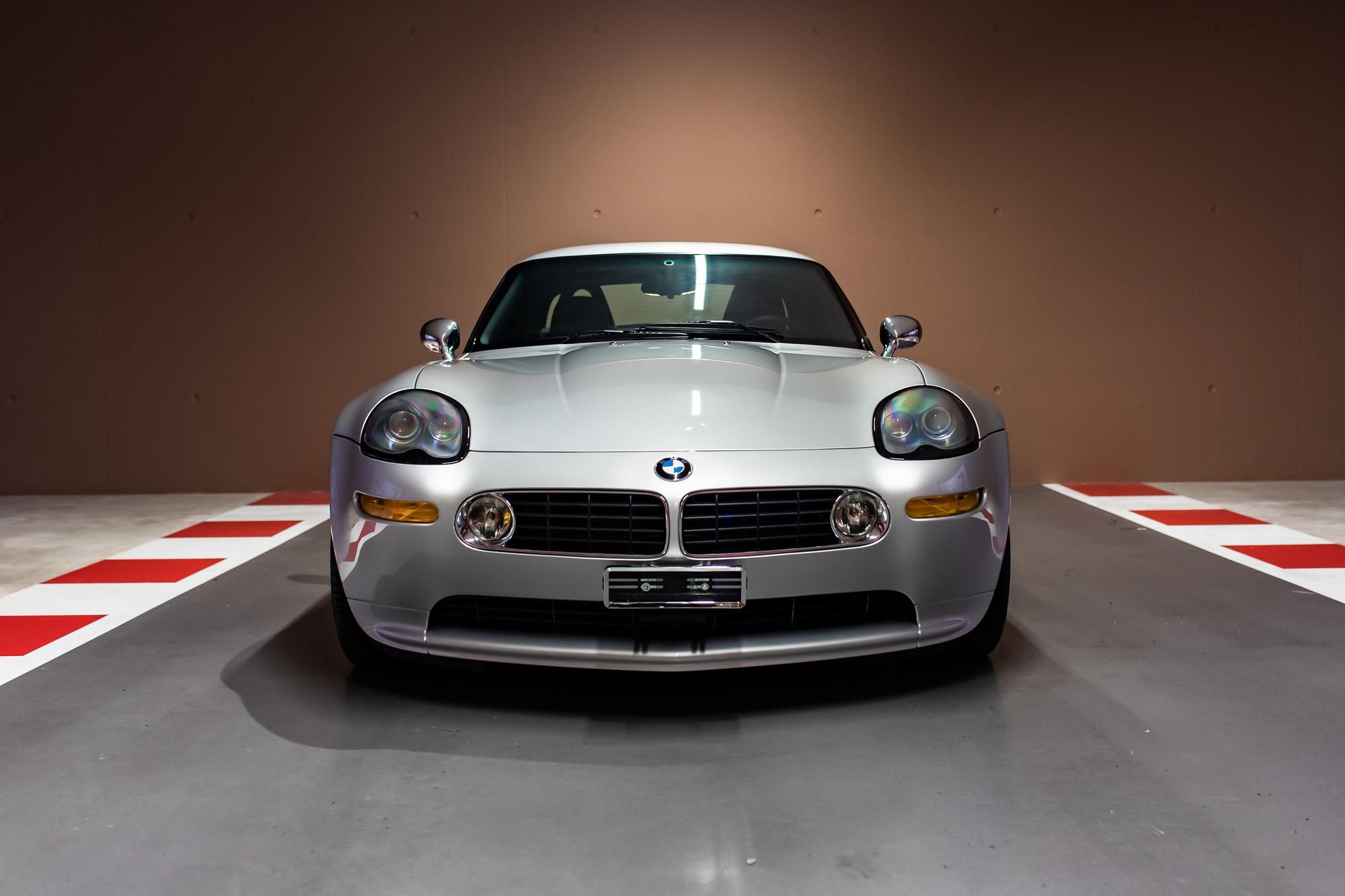 BMW Z8 Roadster 2002 - Sebastian Vettel začínal svoju kariéru v F1 práve v BMW, ale toto dvojmiestne Z8 si kúpil až v roku 2015, keď už pôsobil vo Ferrari. Obstaral si ho z USA a po príchode do Švajčiarska ho okamžite poslal do BMW Classic, kde ho doladili. Tento päťliter V8 má za sebou 21 716 kilometrov.