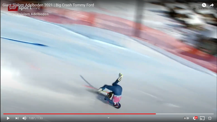 Desivý pád v obrovskom slalome, americký lyžiar ostal ležať nehybne na zemi