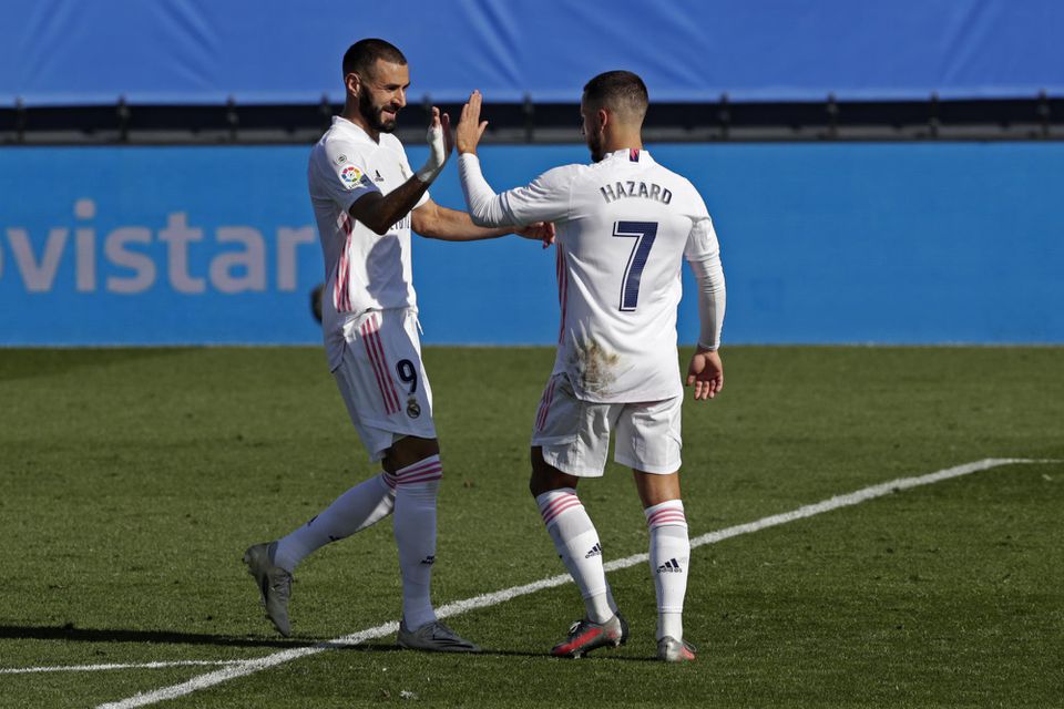 Karim Benzema a Eden Hazard oslavujú gól do siete Huescy