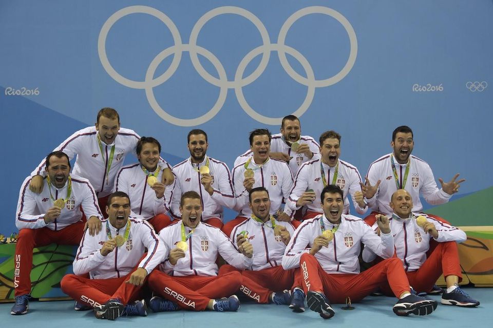 Srbskí vodní pólisti pózujú so zlatými medailami na OH v Riu de Janeiro 20. augusta 2016.