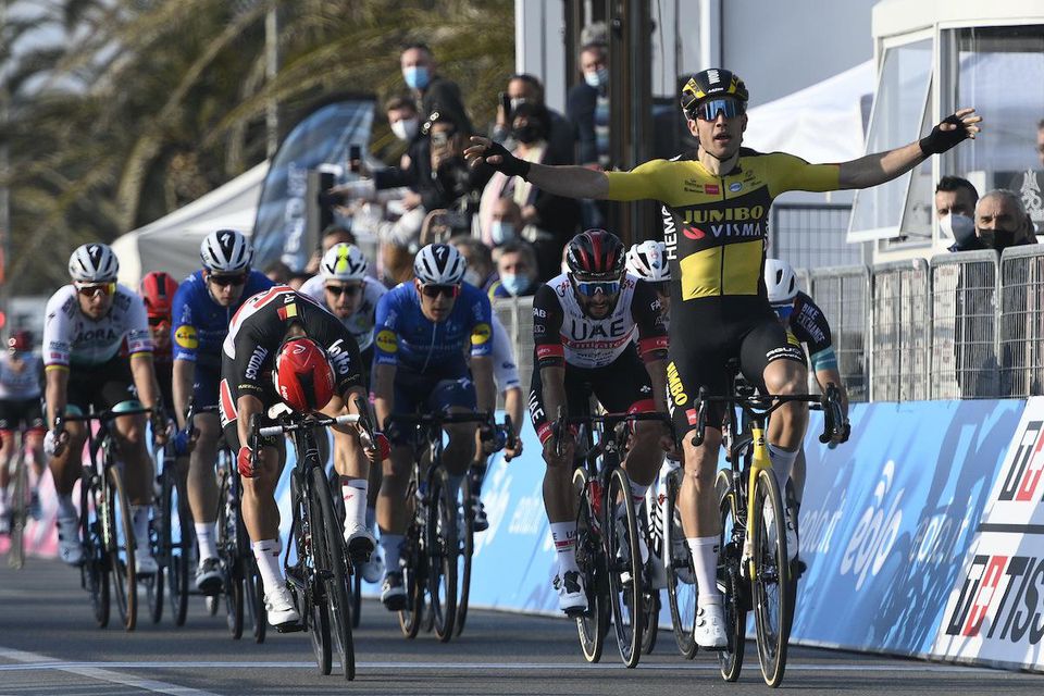 Belgický cyklista Wout van Aert z tímu Jumbo-Visma sa teší v cieli z víťazstva v 1. etape cyklistických pretekov Tirreno - Adriatico.