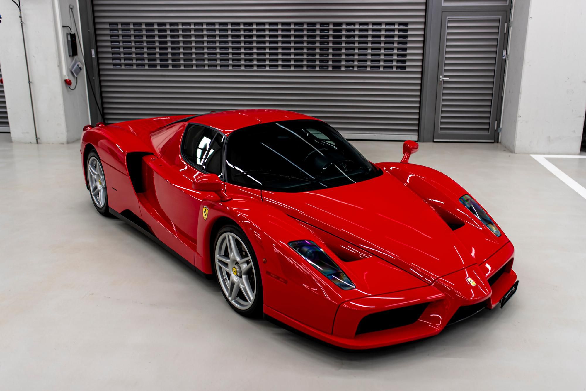 Ferrari Enzo 2004 - Enzo je najcennejšie auto, ktoré Sebastian Vettel vlastní a ešte ho nepredal. Díler Tom Hartley, ktorý sprostredkúva predaj, ho označil za najlepší kúsok, aký je na svete na predaj. Toto auto má 6-litrový motor V12 a obsahuje aj technológie F1. Má poloautomatickú prevodovku a pôvodne bolo predané do Nemecka - odtiaľ si ho už obstaral samotný Sebastian Vettel. Na tachometri je len 1 790 kilometrov.