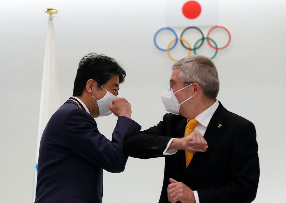 Premiér Japonska Shinzo Abe a prezident MOV Thomas Bach.