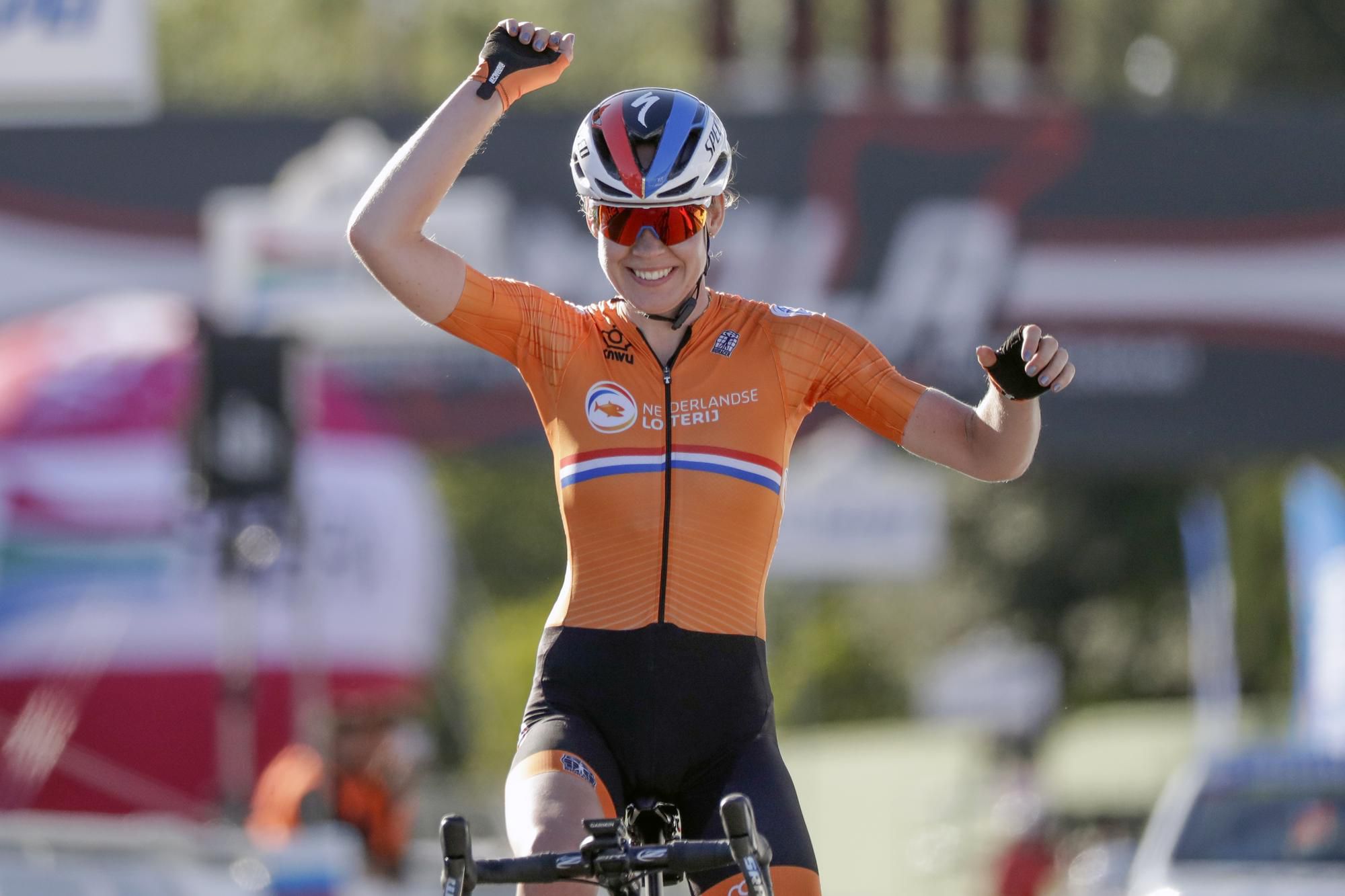 Anna van der Breggenová víťazí na MS v cyklistike v pretekoch s hromadným štartom