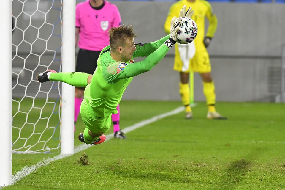Takto chytil Marek Rodák penaltu v semifinále baráže.