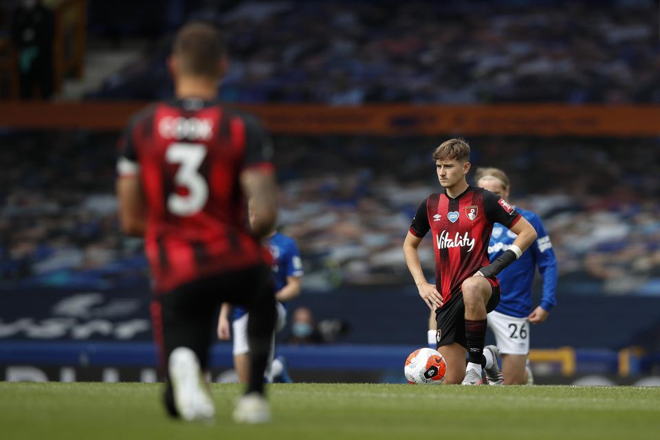 Hráči AFC Bournemouth kľačia pred zápasom