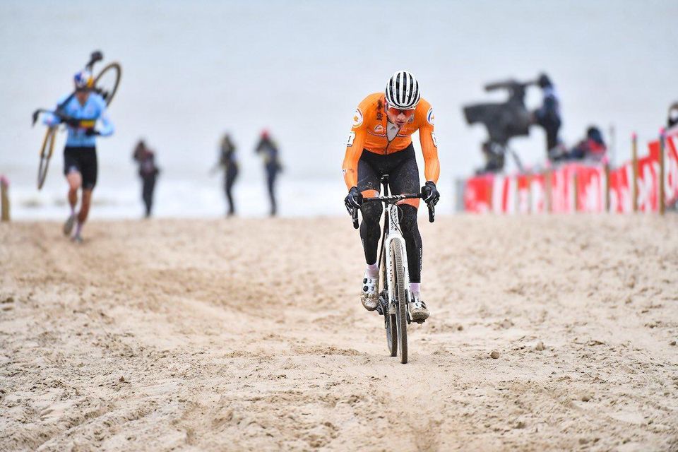 Holanďan Mathieu Van Der Poel počas MS v cyklokrose v belgickom Ostende, v pozadí Belgičan Wout Van Aert