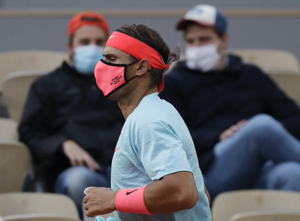 Rafael Nadal s ochranným rúškom.