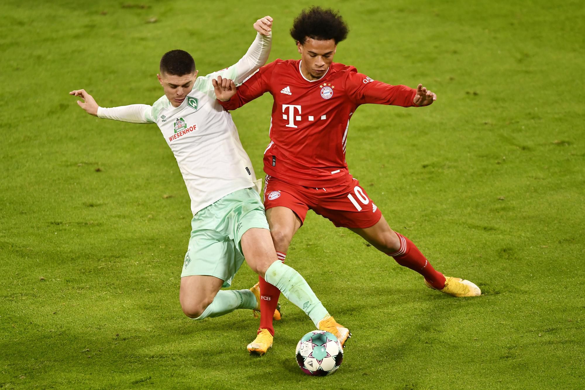 Leroy Sane (Bayern Mníchov) a Milot Rashica (Werder Brémy)