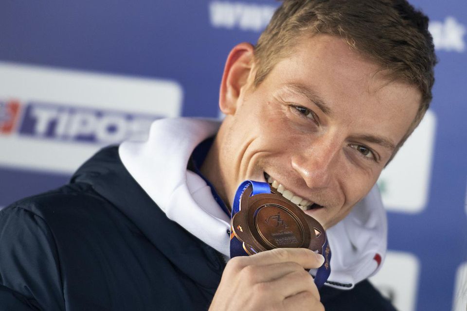 Ján Volko pózuje s bronzovou medailou.