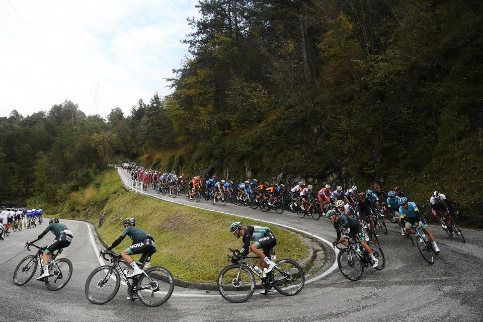 pelotón cyklistov počas 15. etapy pretekov Giro d'Italia