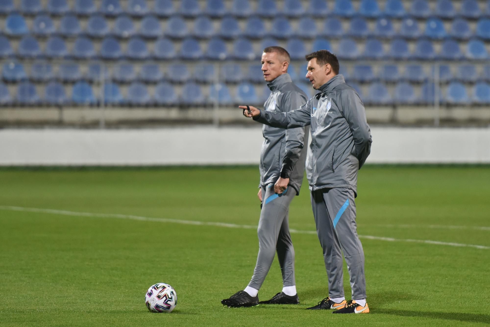 Tréner slovenskej futbalovej reprezentácie Štefan Tarkovič a asistent trénera Marek Mintál.