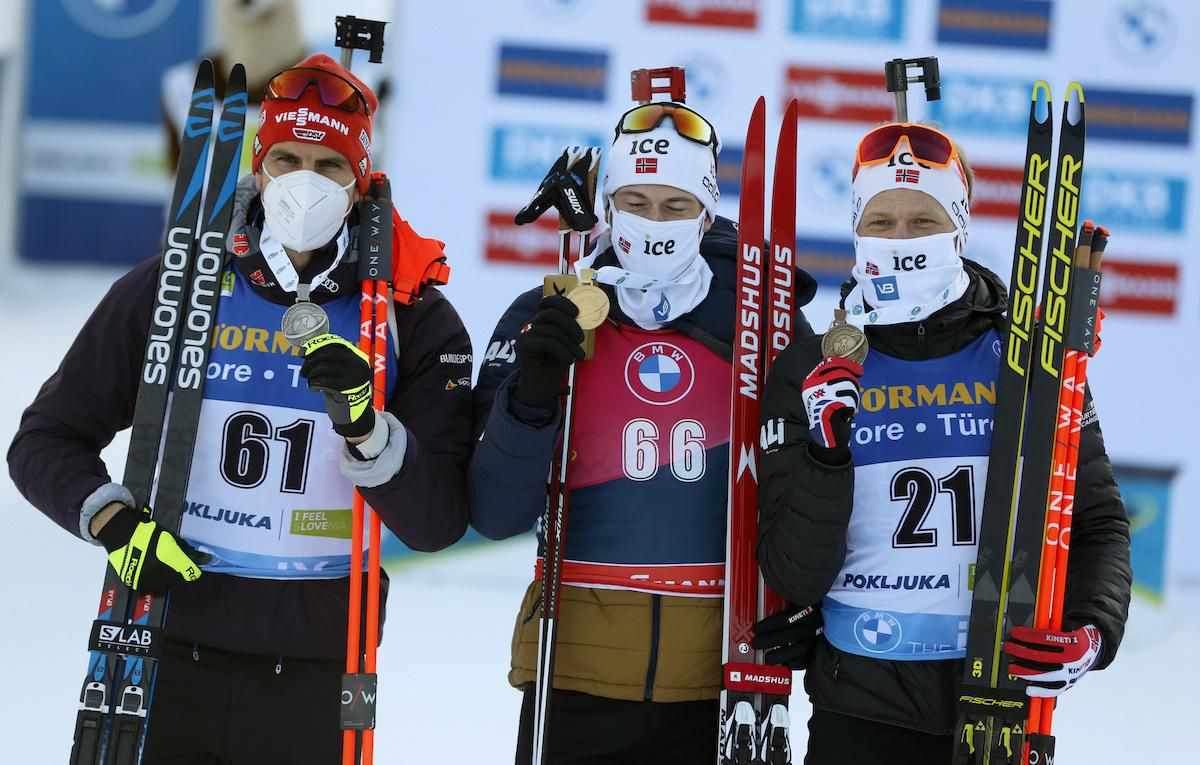 Strieborný Arnd Peiffer, víťaz Sturla Holm Laegreid a tretí Nór Johannes Dale.