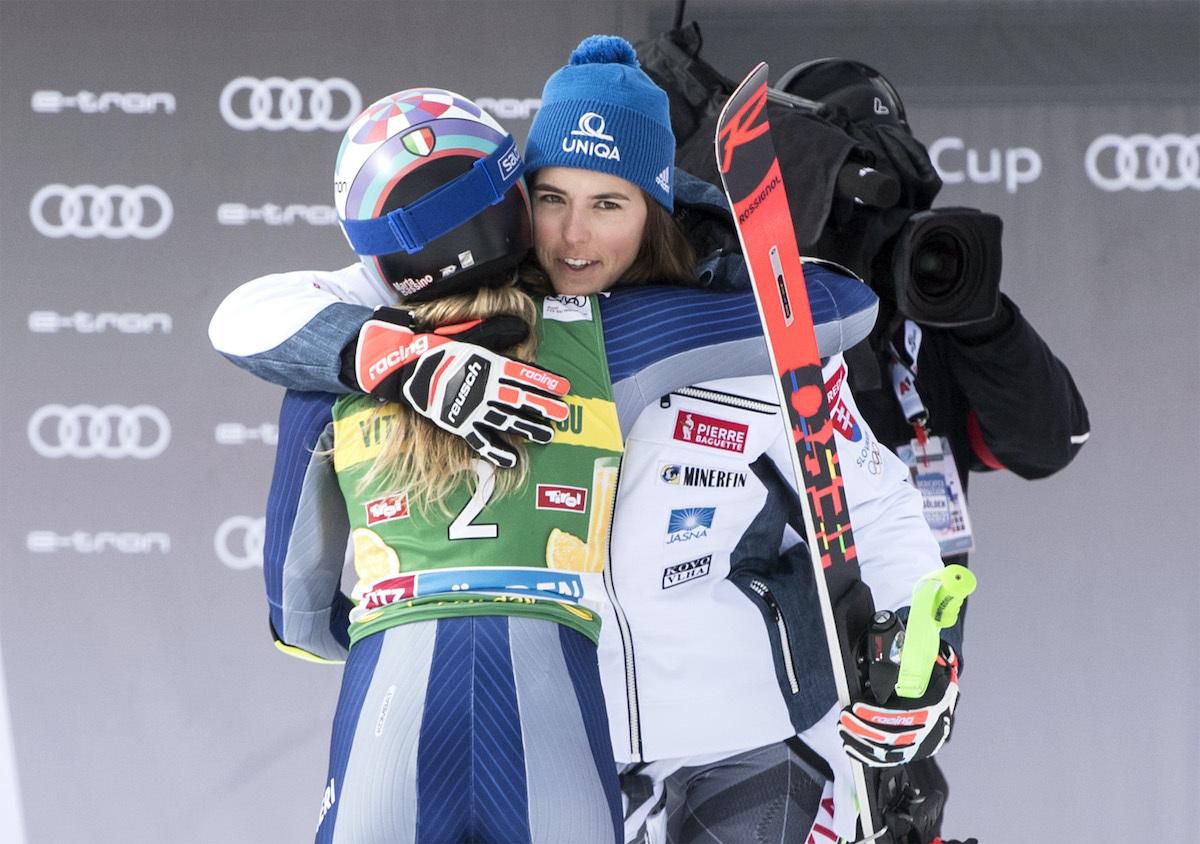 Slovenská lyžiarka Petra Vlhová gratuluje víťazske talianke Marte Bassinovej.