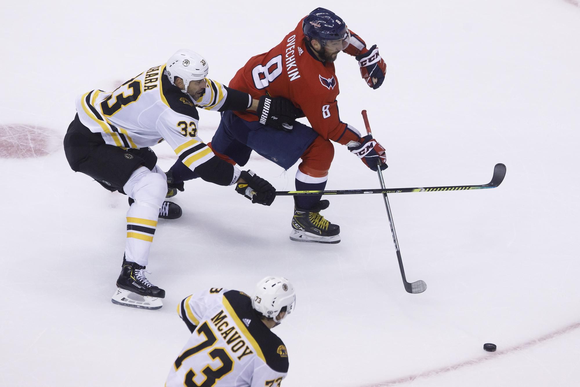 Zdeno Chára (Boston Bruins) v súboji s Alexandrom Ovečkinom (Washington Capitals)