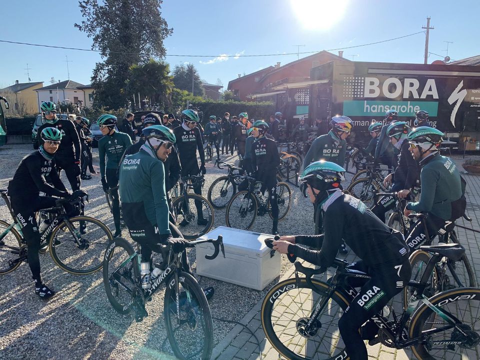Jazdci cyklistického tímu Bora-Hansgrohe.