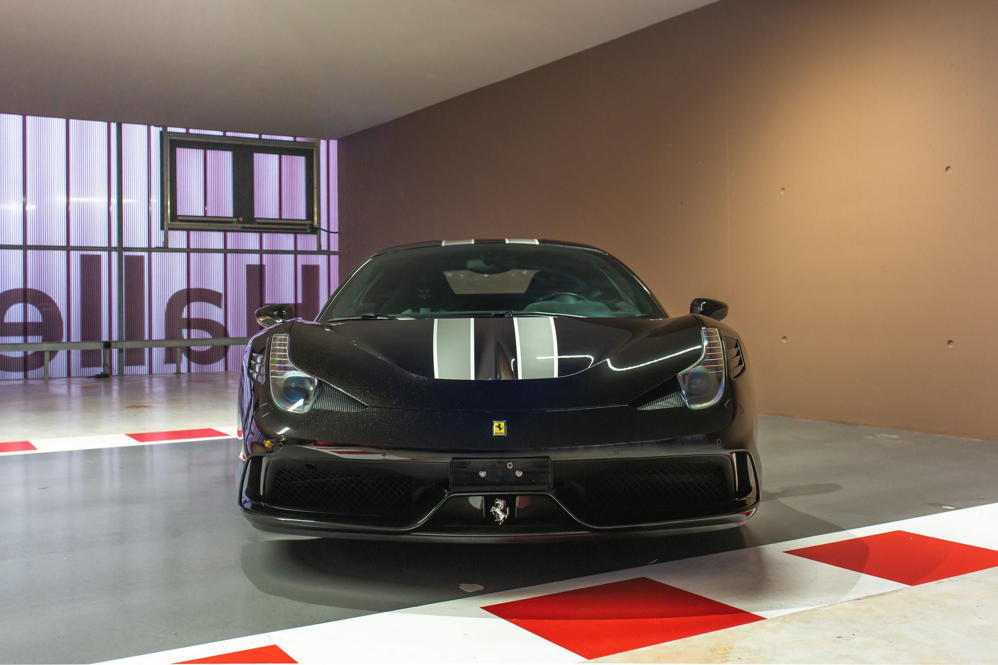 Ferrari 458 Speciale 2015 - 458 Speciale bolo prvé Ferrari, ktoré si Sebastian Vettel kúpil ako nové. V Maranelle bolo vyrobené v jedinečnej špecifikácii s viacerými doplnkami na želanie, napríklad aj s logom Vettel na opierkach hlavy. Auto má 4,5-litrový motor V8 a najazdených 3 066 kilometrov.