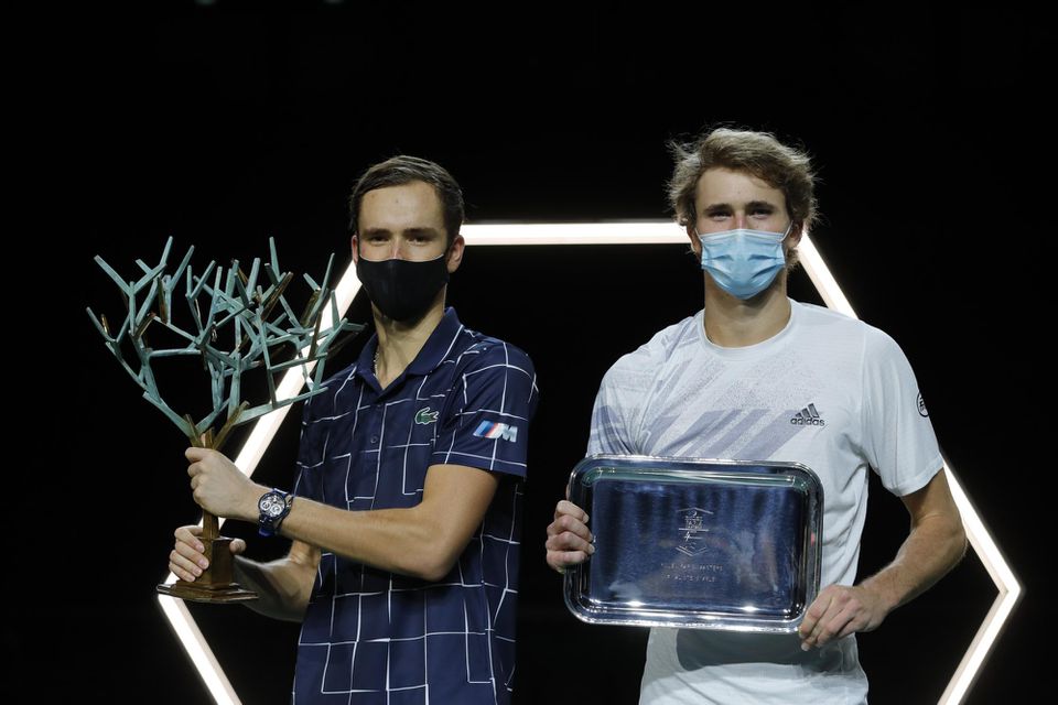 Daniil Medvedev a Alexander Zverev po finále turnaja ATP Masters v Paríži