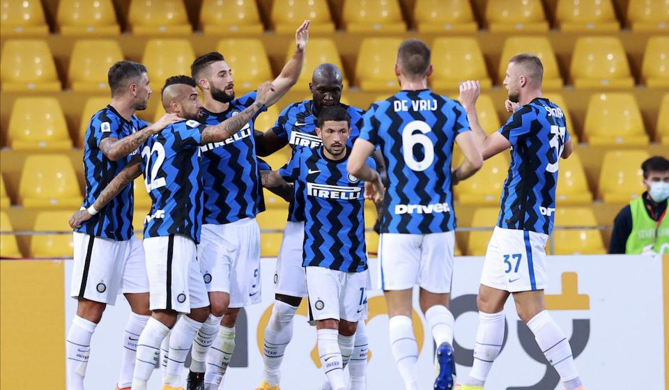 Milan Škriniar oslavuje so spoluhráčmi z Interu Miláno