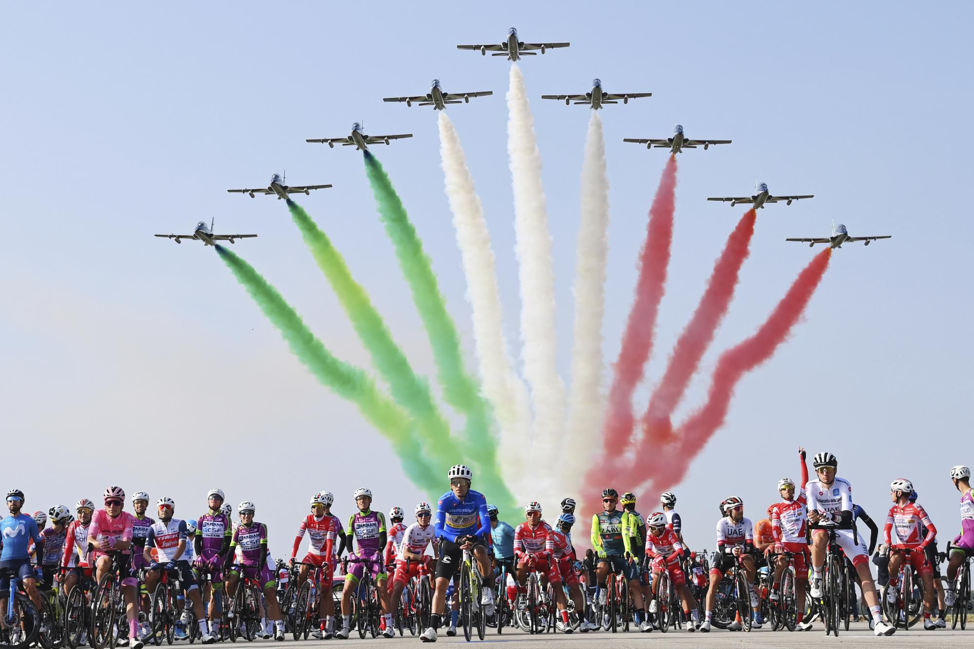 členovia talianskej leteckej akrobatickej skupiny Frecce Tricolori predvádzajú svoje umenie nad pelotónom cyklistov pred štartom 15. etapy pretekov Giro d'Italia