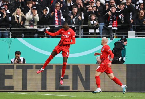 Útočník Frankfurtu prosí o povolenie prestúpiť do Paríža Saint-Germain: Ponúkli rekordnú čiastku
