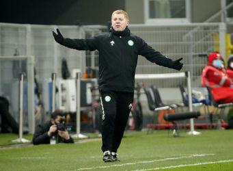Vedenie Celticu podporilo trénera Lennona, fanúšikovia žiadajú jeho hlavu