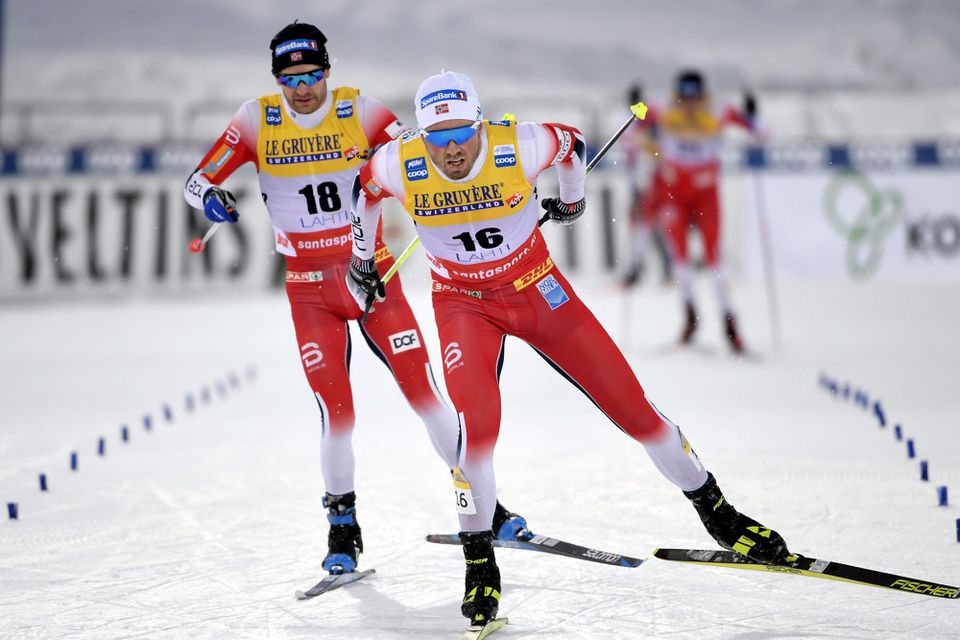 Emil Iversen a Sjur Roethe vo finiši pretekov v Lahti