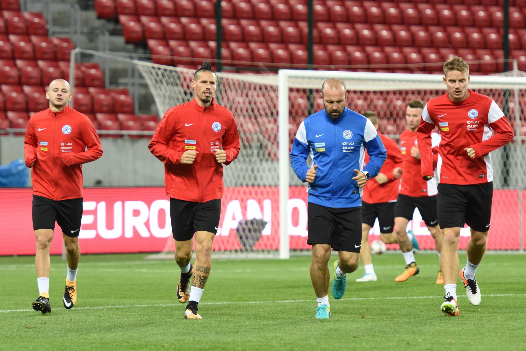 hráči slovenskej futbalovej reprezentácie Vladimír Weiss, Marek Hamšík, kondičný tréner Martin Rusňák a hráč Tomáš Hubočan počas tréningu