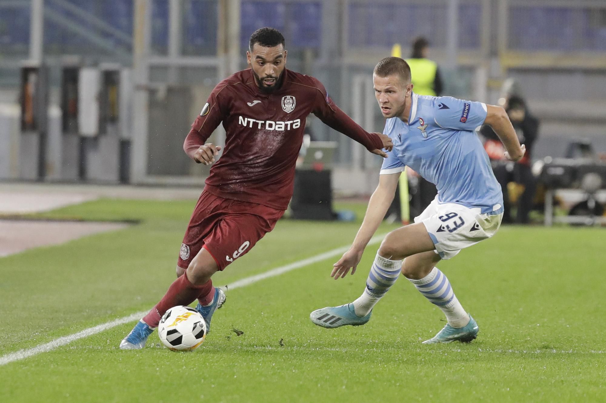 Denis Vavro (vpravo) bojuje o loptu s Billelom Omranim z CFR Cluj v zápase Európskej ligy