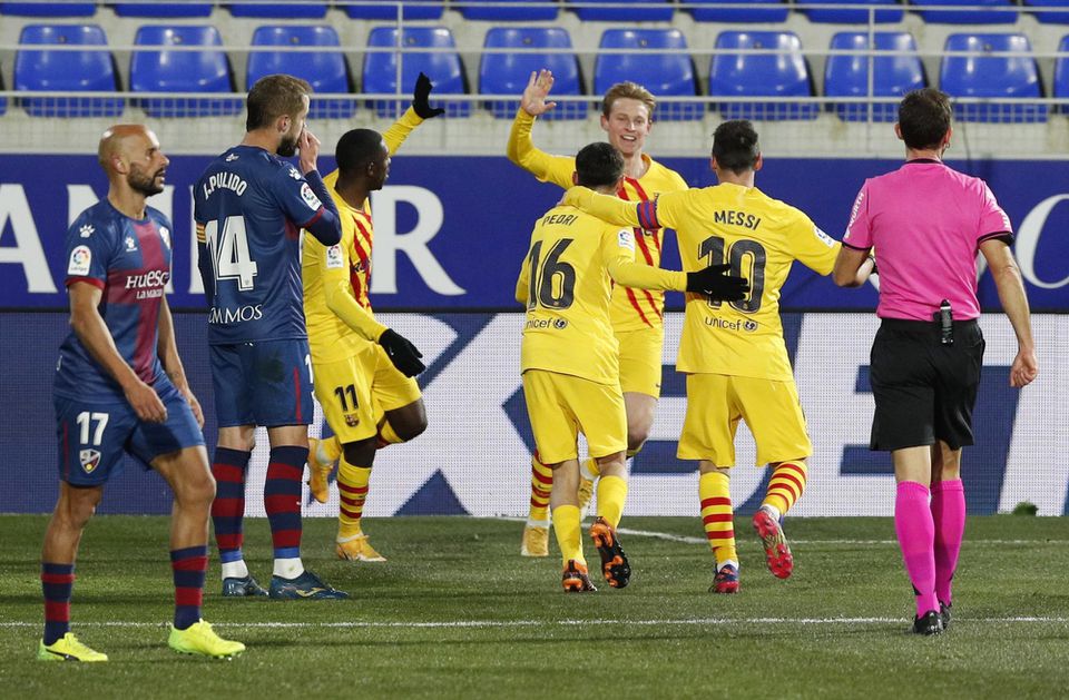 Frenkie de Jong oslavuje so spoluhráčmi z FC Barcelona gól do siete Huescy