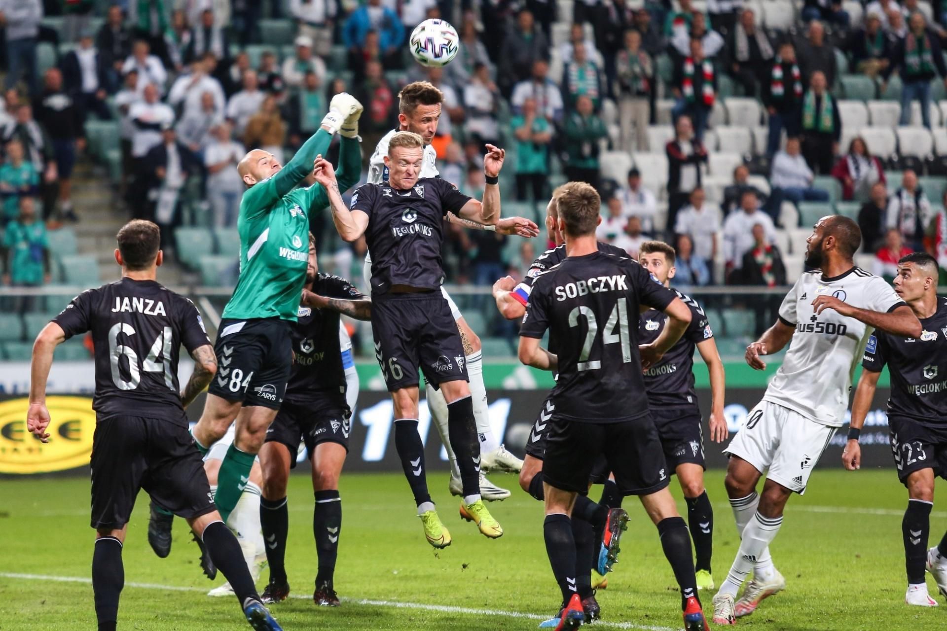 Vo Varšave zvíťazil Gornik Zabrze po 22 rokoch čakania. Pričinil sa o to aj Roman Procházka (vo výskoku s číslom 6)