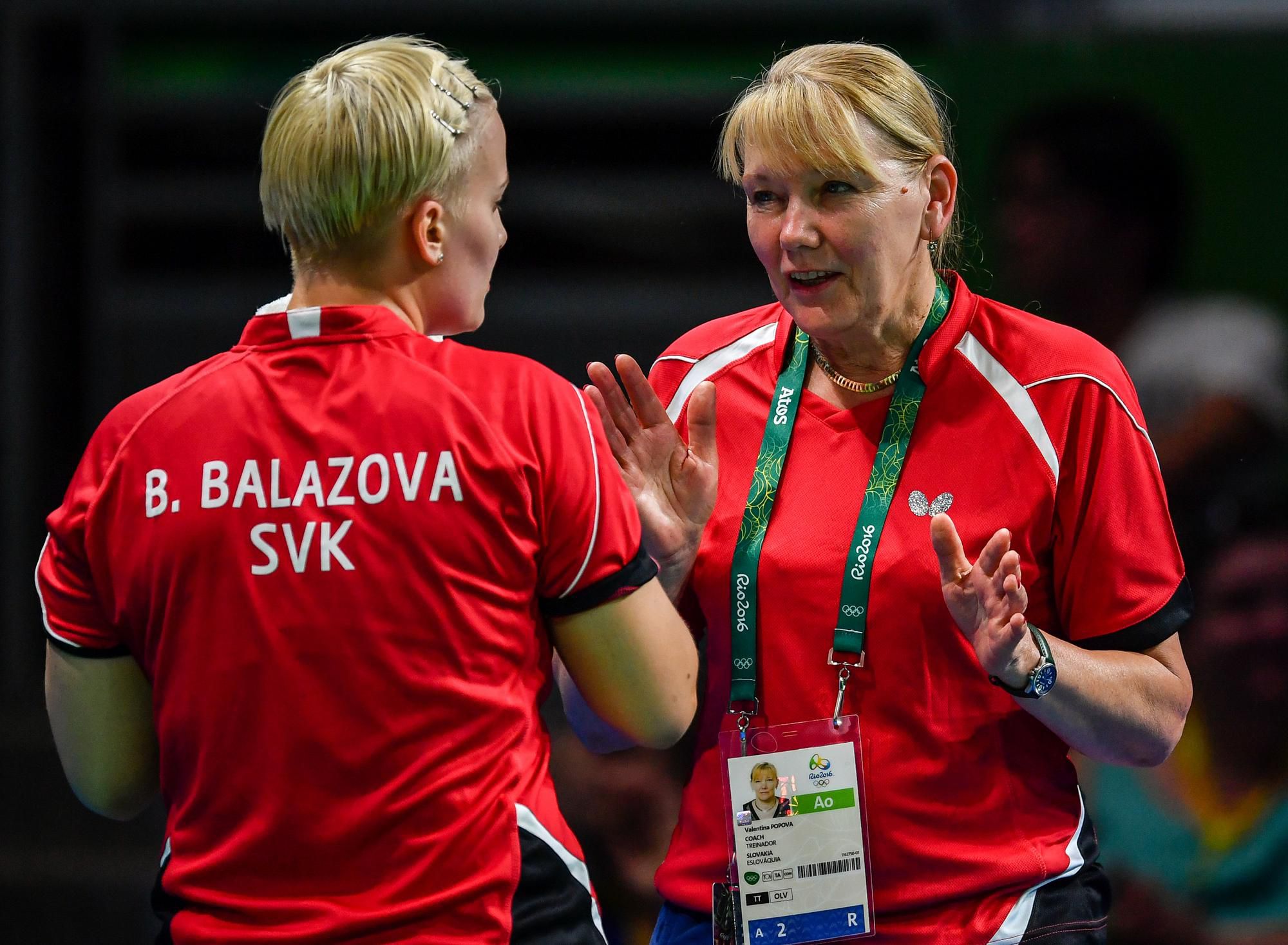 stolná tenistka Barbora Balážová (vľavo) a trénerka Valentina Popovová počas letných olympijských hier 2016 v brazílskom Riu de Janeiro