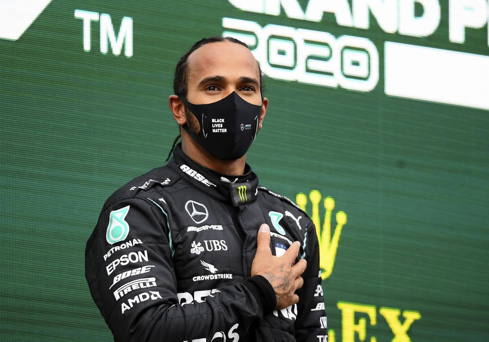 Lewis Hamilton oslavuje svoj siedmy majstrovský titul.