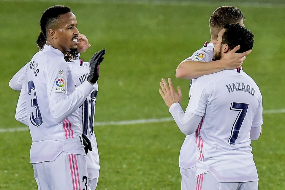 Eden Hazard oslavuje so spoluhráčmi z Realu Madrid v zápase proti Alavesu