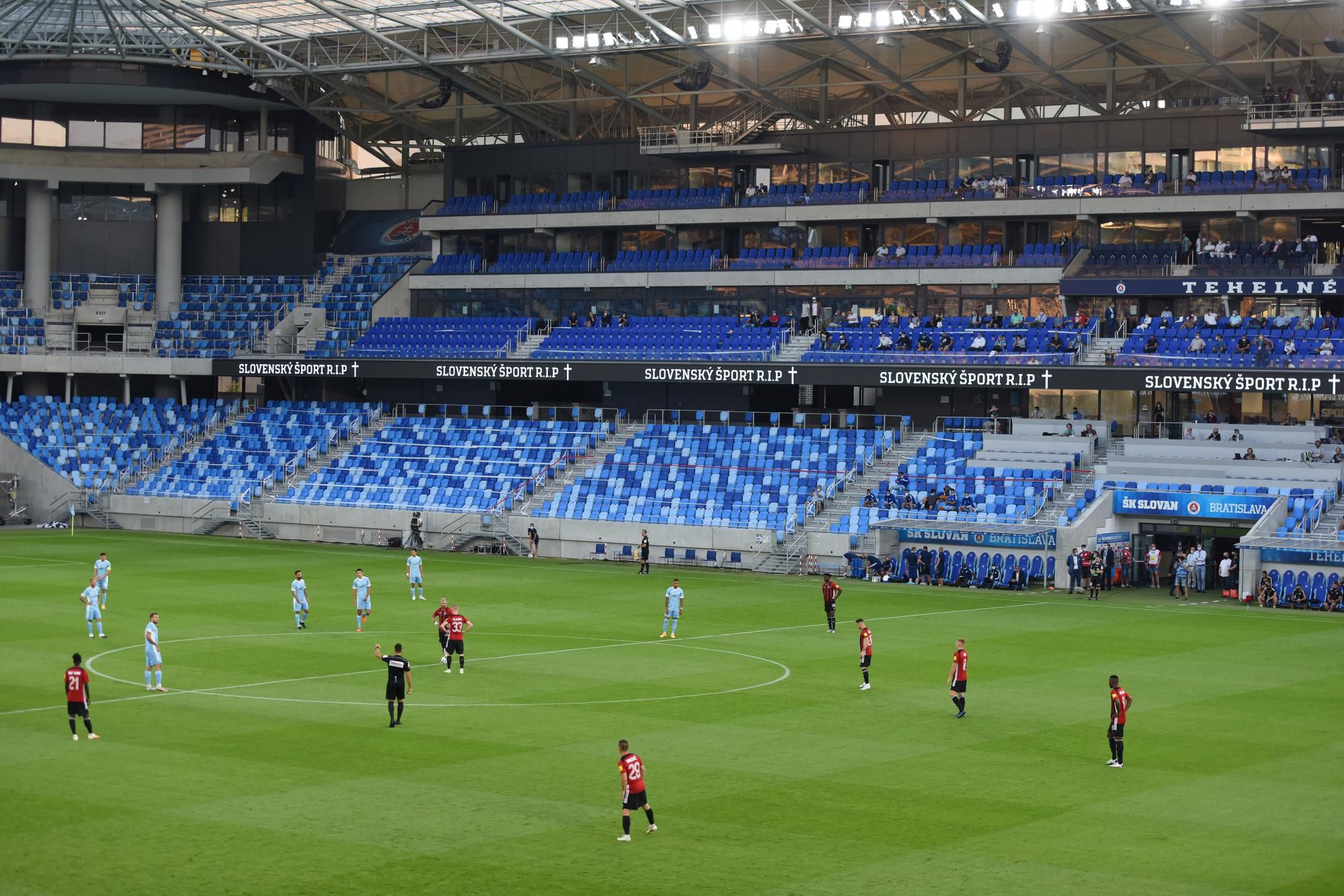 Tehelné pole počas derby Slovana Bratislava so Spartakom Trnava