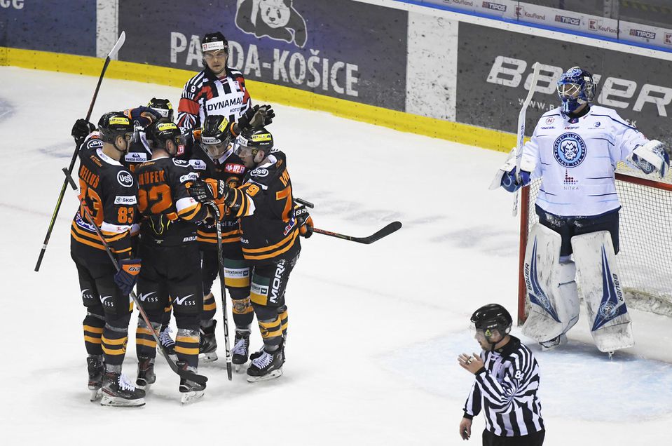 vľavo radosť hráčov Košíc po treťom góle v zápase 43. kola hokejovej Tipos extraligy HC Košice – HK Nitra