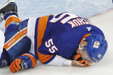 Obranca Islanders Johnny Boychuk ukončil kariéru pre zranenie oka