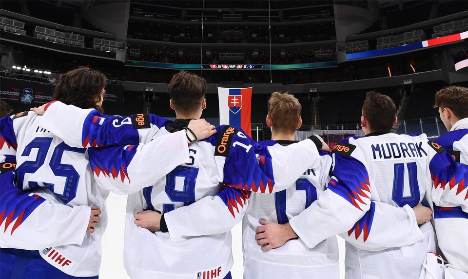 Slovenskí hokejoví reprezentanti do 20 rokov počas znenia štátnej hymny