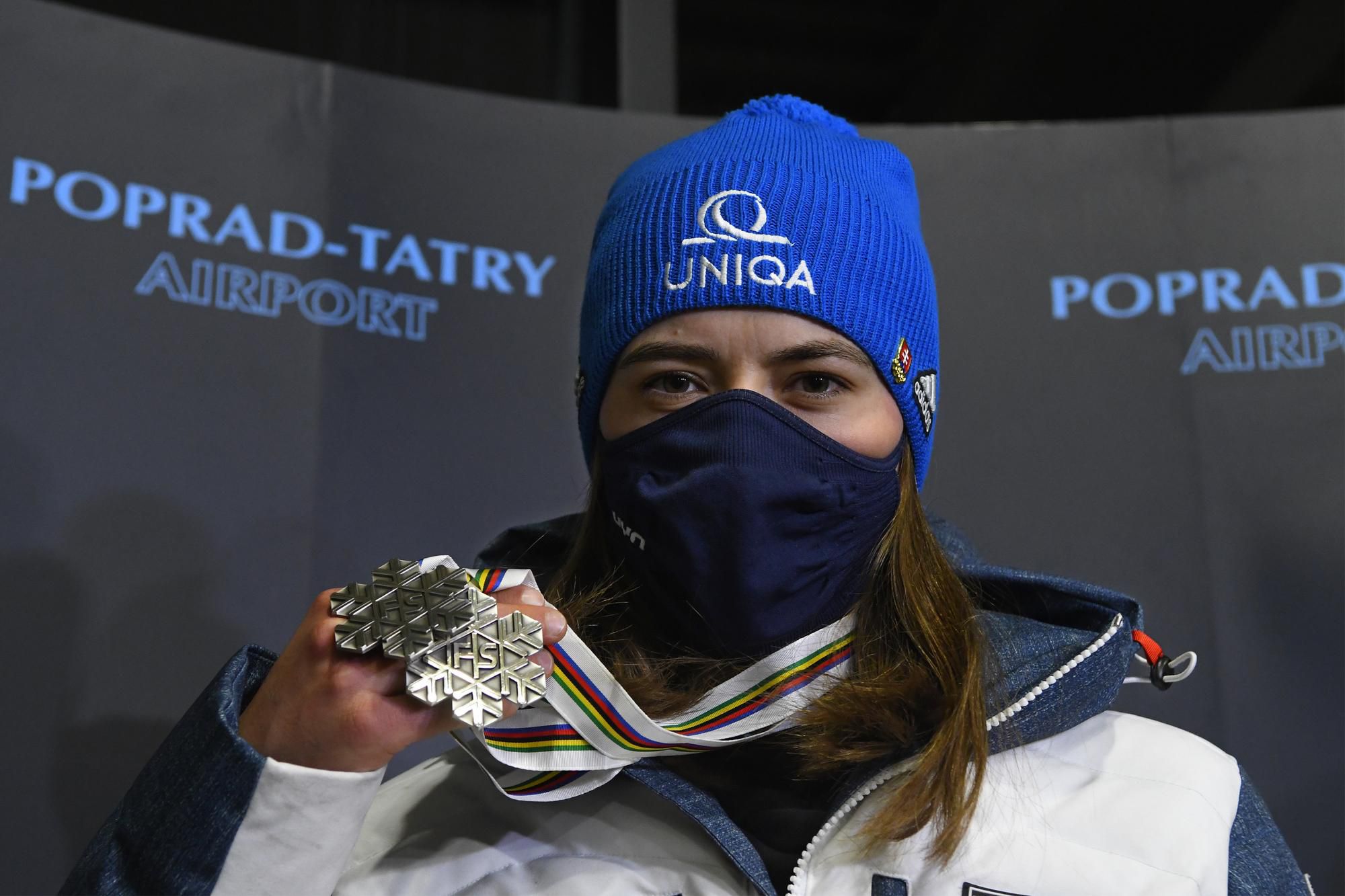 Slovenská lyžiarka Petra Vlhová pózuje s medailami po návrate z MS v alpskom lyžovaní.