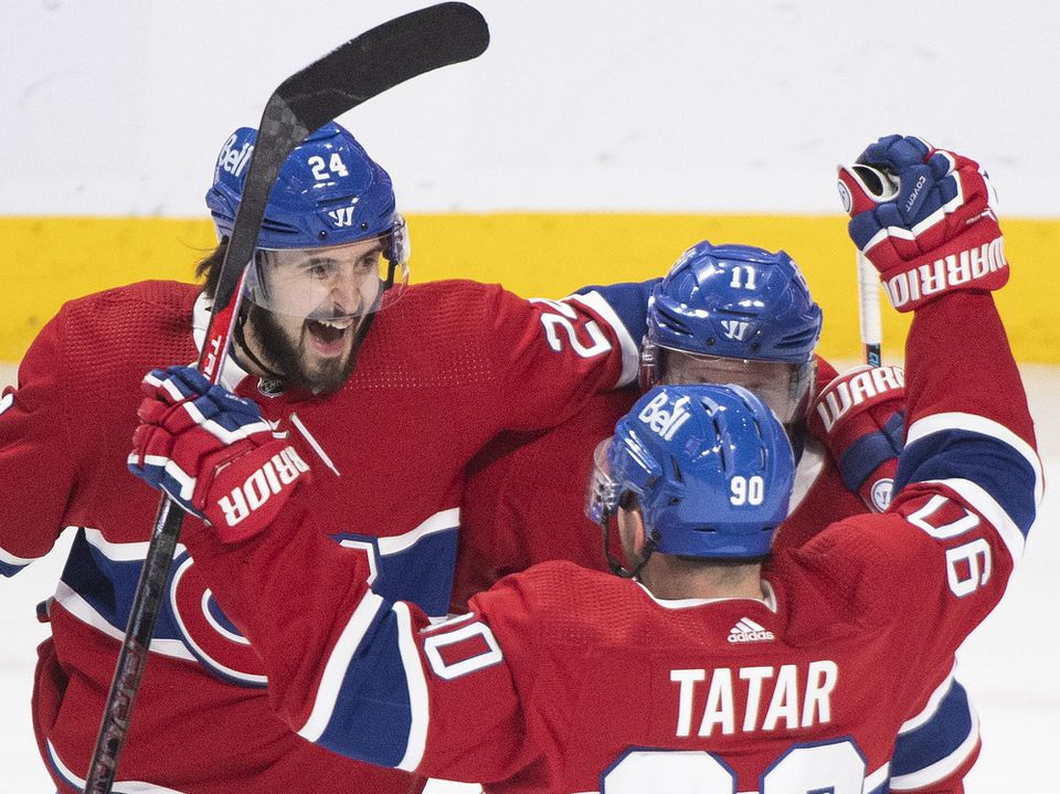 Tomáš Tatar so spoluhráčmi z Montrealu Canadiens oslavuje gól do siete Winnipegu