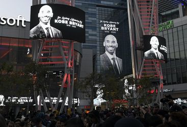 Fanúšikovia v Los Angeles si pripomenuli výročie tragickej smrti Bryanta