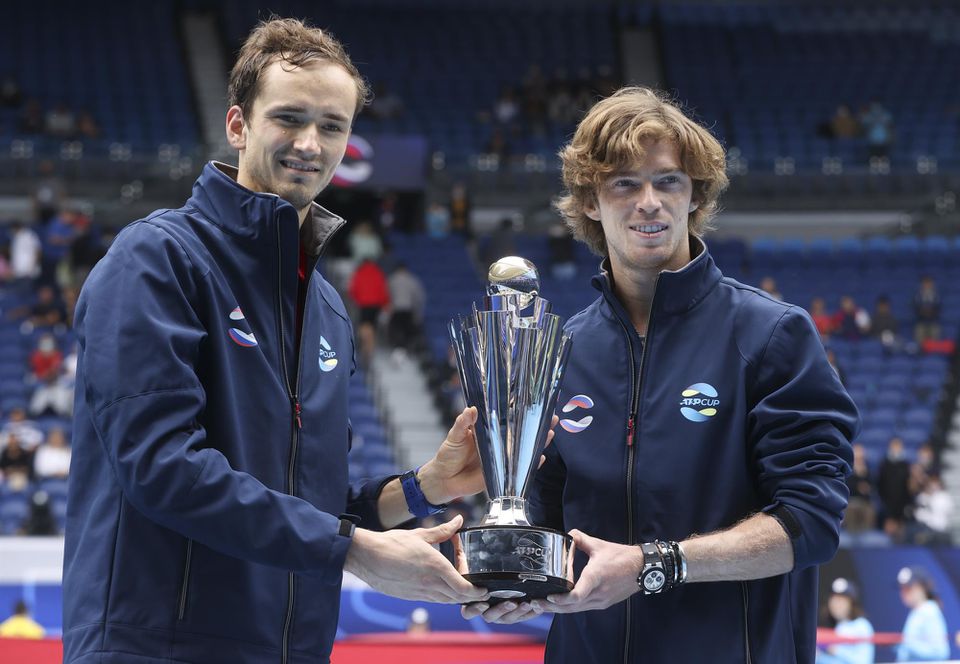 Daniil Medvedev (vľavo) a Andrej Rubľov s trofejou za víťazstvo na ATP Cupe