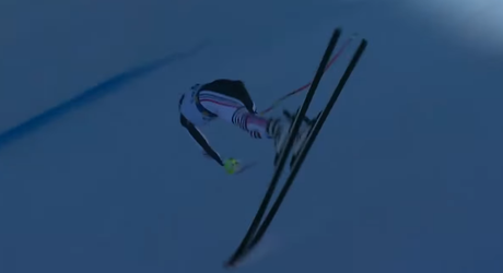 „Freestylový“ kúsok počas zjazdu. Francúzsky lyžiar ustál pád vo veľkom štýle